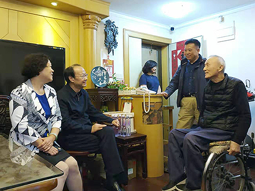 圖為周長(zhǎng)奎走訪慰問(wèn)殘疾人家庭