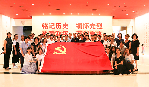 圖為全體黨員合影 圖為全體黨員合影