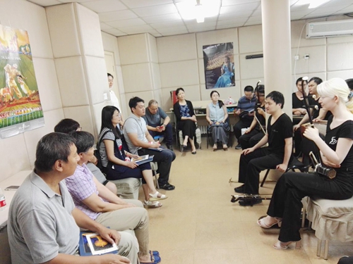 圖為輔具中心黨員與低視力團員交流 圖為輔具中心黨員與低視力團員交流