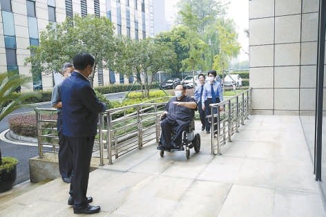 圖為呂世明體驗(yàn)檢察機(jī)關(guān)無障礙設(shè)施