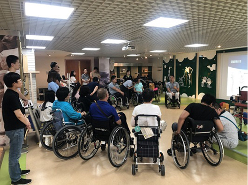圖為與殘疾人交流 圖為與殘疾人交流