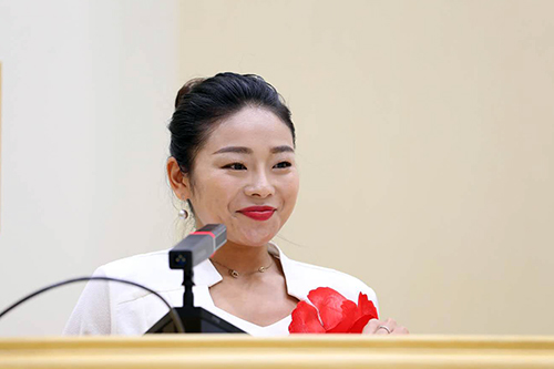 圖為安徽省阜陽市殘疾人劉艷芝作報告 圖為安徽省阜陽市殘疾人劉艷芝作報告