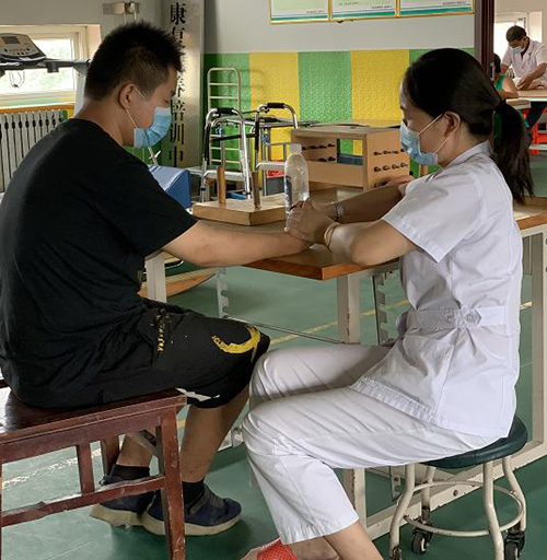 圖為正在進(jìn)行康復(fù)的殘疾人 圖為正在進(jìn)行康復(fù)的殘疾人