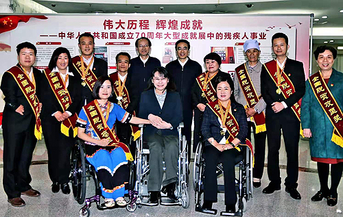 圖為與會(huì)人員合影 圖為與會(huì)人員合影