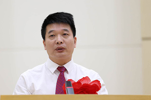 圖為福建省南安縣潘文賢作報告 圖為福建省南安縣潘文賢作報告