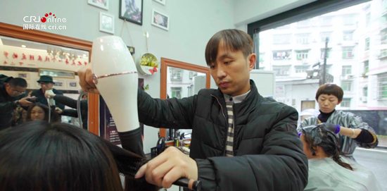 圖為保靖縣標(biāo)榜理發(fā)店老板吳云志