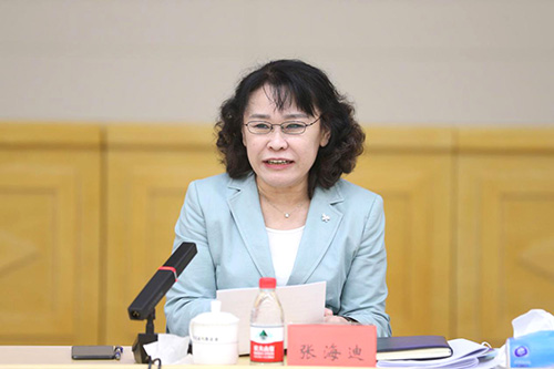 圖為張海迪出席座談會并講話