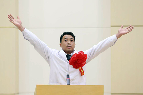 圖為云南省騰沖市殘疾人謝侶作報告 圖為云南省騰沖市殘疾人謝侶作報告