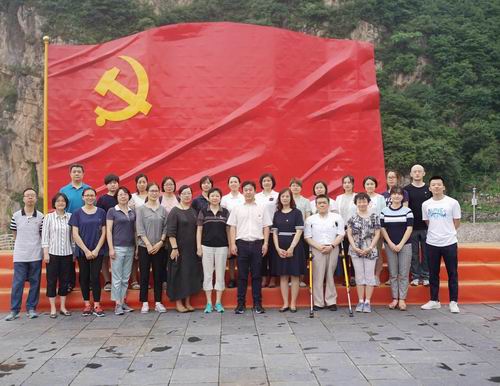 圖為第一黨支部和聽力門診部黨支部聯(lián)合組織黨建活動(dòng)