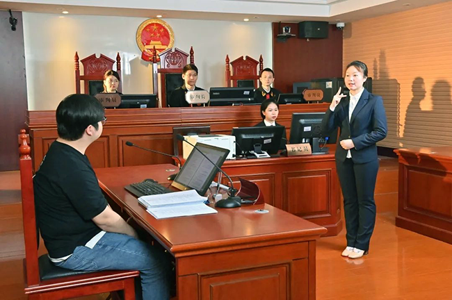 手語老師在庭審中為殘疾人當(dāng)事人翻譯
