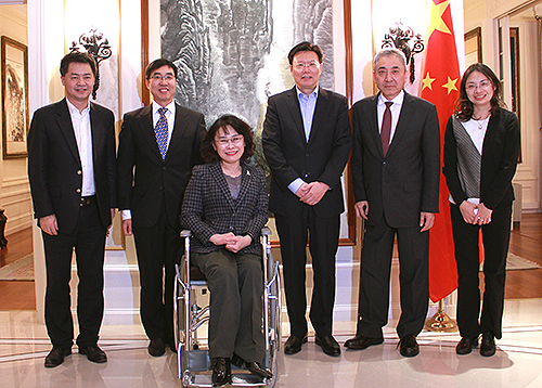 圖為拜訪常駐日內(nèi)瓦代表團俞建華大使