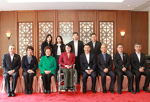 圖為張海迪會(huì)見(jiàn)中央駐澳聯(lián)絡(luò)辦副主任姚堅(jiān)