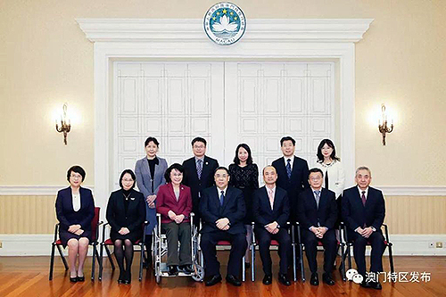 圖為張海迪一行拜會(huì)澳門(mén)特別行政區(qū)行政長(zhǎng)官崔世安并合影