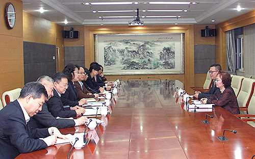 圖為中國殘聯(lián)主席張海迪會見亞洲防盲基金會會長兼行政總裁陳梁悅明一行