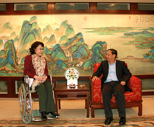 圖為張海迪會(huì)見(jiàn)中國(guó)駐德國(guó)大使史明德
