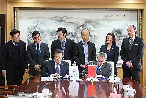 圖為中國殘聯(lián)與紅十字國際委員會合作意向書簽字儀式現(xiàn)場