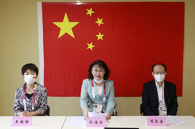 圖為中國(guó)體育代表團(tuán)與我駐日使館視頻連線現(xiàn)場(chǎng)