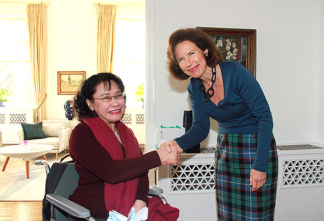 圖為張海迪與英國駐華大使吳若蘭合影