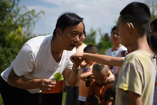 趙小平在給聽(tīng)障兒童做發(fā)音練習(xí)