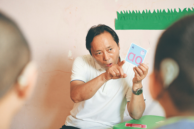 趙小平在給聽(tīng)障兒童做發(fā)音練習(xí)