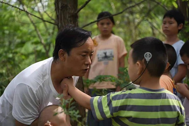 趙小平在給聽(tīng)障兒童做發(fā)音練習(xí)