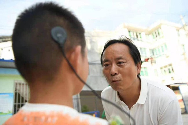 趙小平在給聽(tīng)障兒童做發(fā)音練習(xí)