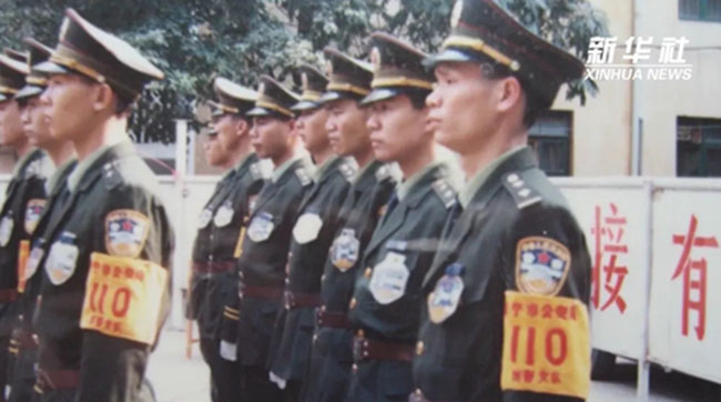 圖為譚劍勇當(dāng)一線民警時(shí)的風(fēng)采