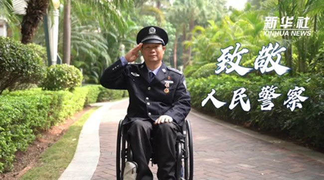 圖為譚劍勇坐在輪椅上身穿制服敬禮
