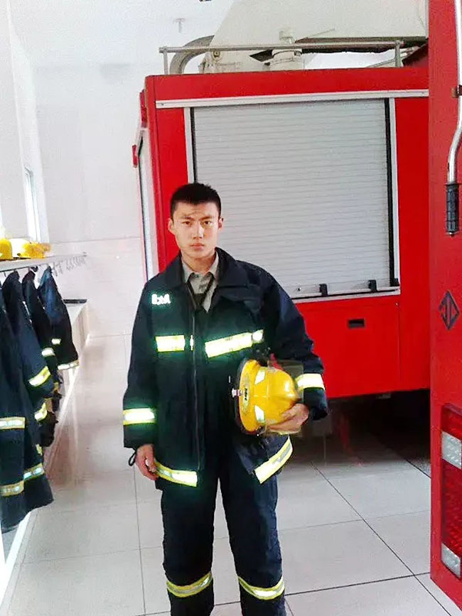 圖為穿著消防員制服的朱銘駿