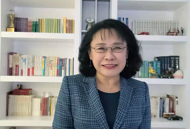 圖為海迪主席向阿聯(lián)酋扎耶德民眾志堅(jiān)高級(jí)組織殘疾人戲劇項(xiàng)目致視頻賀辭