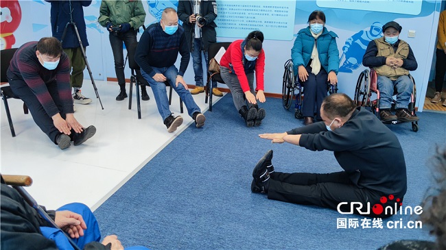 圖為殘疾人退役運(yùn)動員指導(dǎo)康復(fù)操