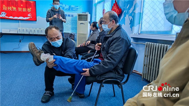 圖為殘疾人退役運(yùn)動員指導(dǎo)康復(fù)操