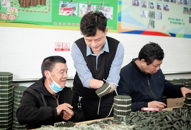 圖為林名長(zhǎng)在凝馨殘疾人服務(wù)中心