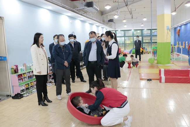 圖為參觀長(zhǎng)沙市開音兒童教育發(fā)展中心 圖為參觀長(zhǎng)沙市開音兒童教育發(fā)展中心