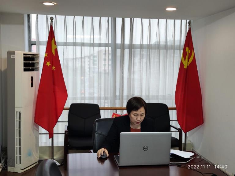 圖為丁麗民同志做典型經(jīng)驗(yàn)發(fā)言 圖為丁麗民同志做典型經(jīng)驗(yàn)發(fā)言