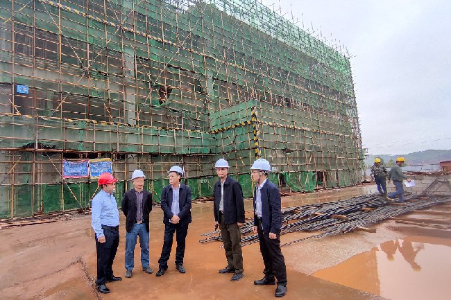 圖為許健強調研賀州市殘疾人康復中心建設項目 圖為許健強調研賀州市殘疾人康復中心建設項目