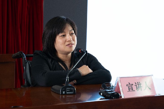 圖為宣講人袁茵在宣講 圖為宣講人袁茵在宣講