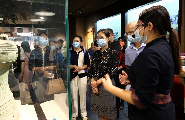 圖為參觀壯文化展廳 圖為參觀壯文化展廳