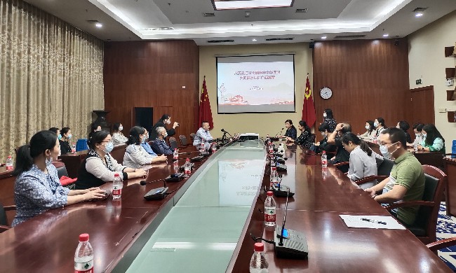 圖為廣西民族博物館黨委書(shū)記吳偉鑌在作深入學(xué)習(xí)貫徹黨的二十大專題講座 圖為廣西民族博物館黨委書(shū)記吳偉鑌在作深入學(xué)習(xí)貫徹黨的二十大專題講座