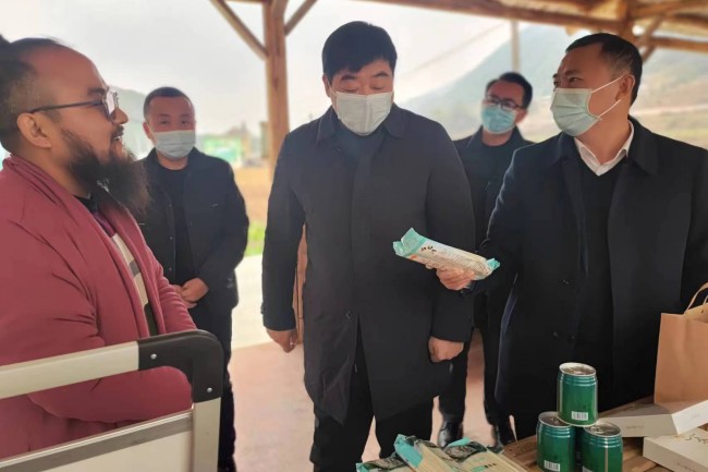圖為肖紅林理事長在洗洛鎮(zhèn)歐溪村調(diào)研 圖為肖紅林理事長在洗洛鎮(zhèn)歐溪村調(diào)研