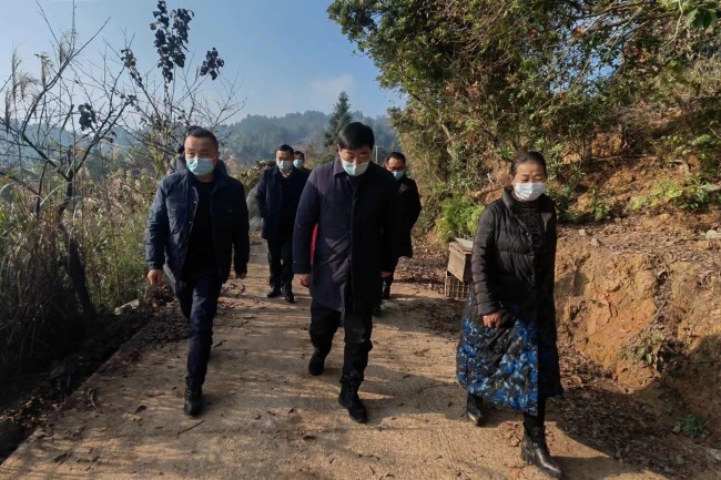 圖為肖紅林理事長在紅巖溪鎮(zhèn)卜納洞村金龍灣農(nóng)場 圖為肖紅林理事長在紅巖溪鎮(zhèn)卜納洞村金龍灣農(nóng)場