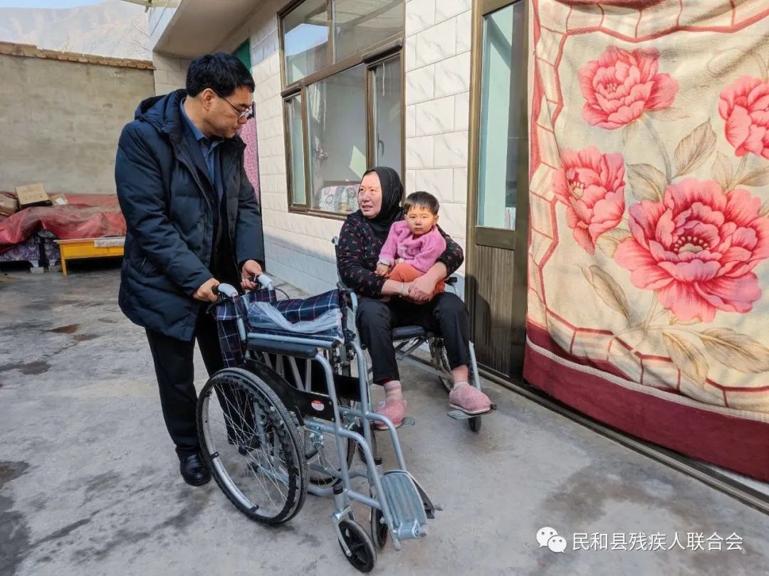 圖為冶維俊為轄區(qū)殘疾群眾配送輪椅