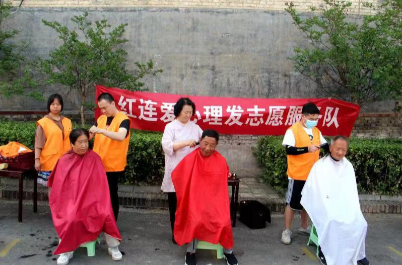 圖為紅連愛心理發(fā)志愿服務(wù)隊(duì)