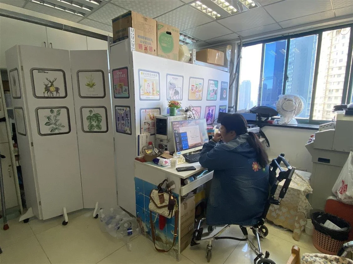 圖為路海霞在進行排版工作