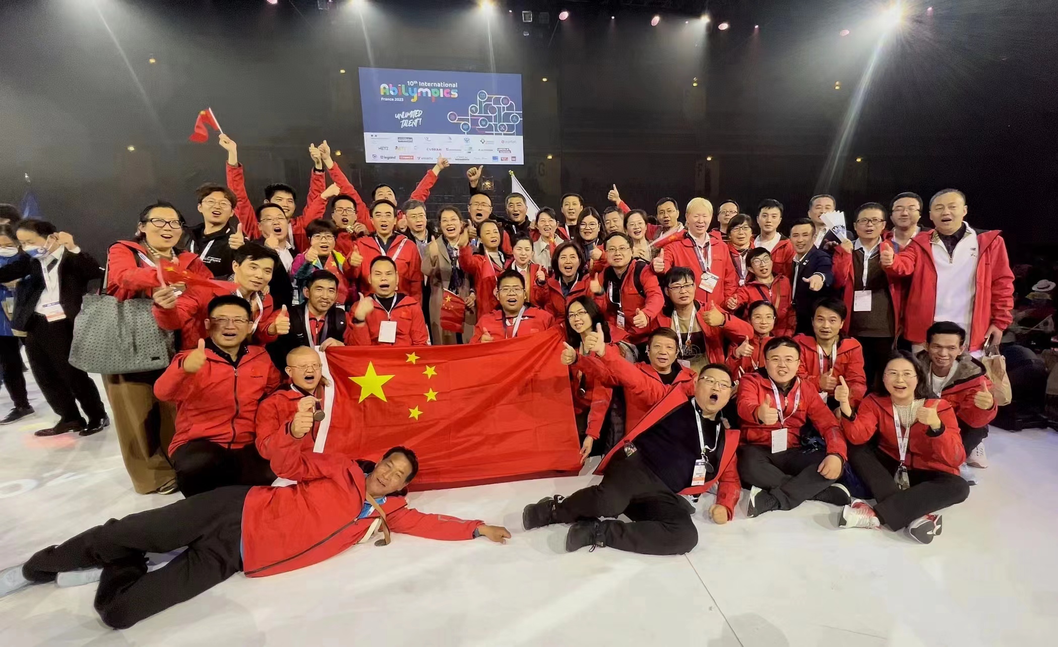 圖為中國代表團(tuán)選手在臺上慶祝 圖為中國代表團(tuán)選手在臺上慶祝