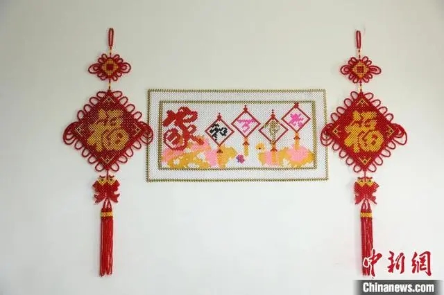 圖為李紅燕制作的中國(guó)結(jié)與十字繡串珠作品