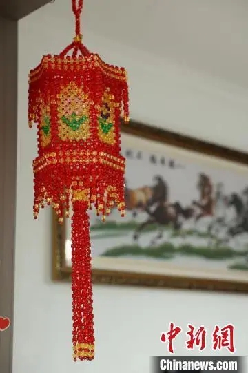 圖為李紅燕制作的紅燈籠