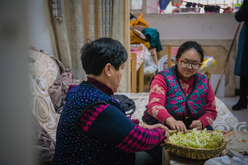 圖為王語潔與奶奶一起做家務(wù)