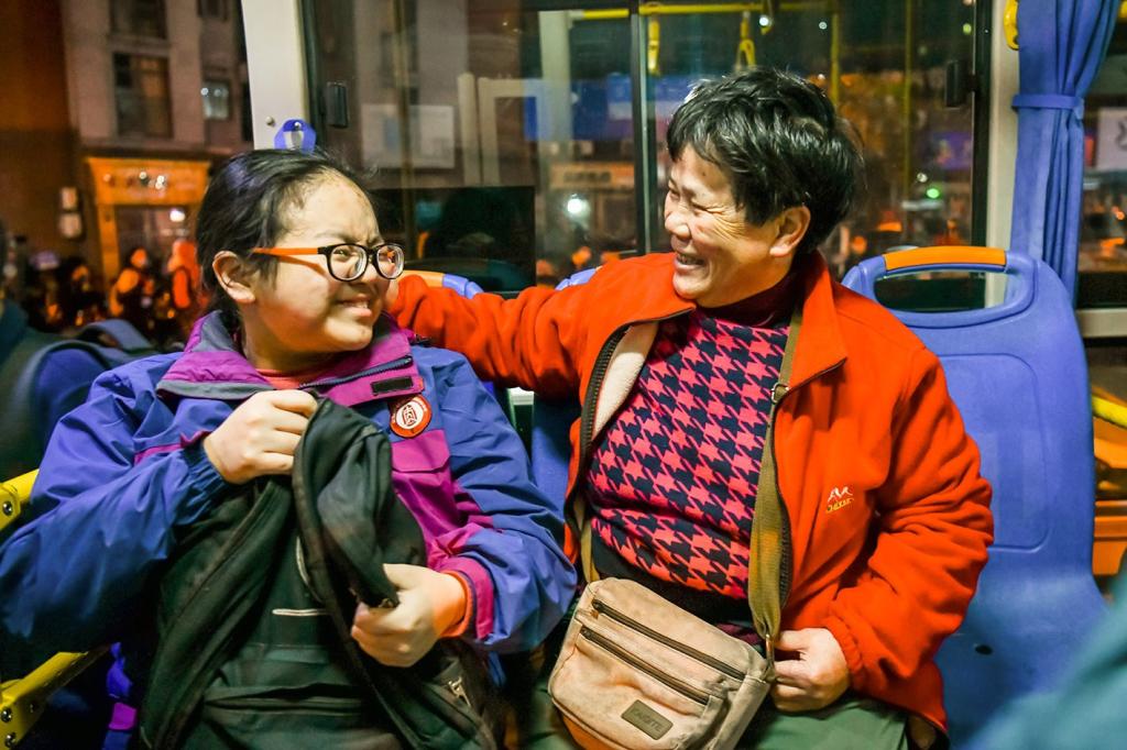 圖為奶奶接王語潔放學(xué)