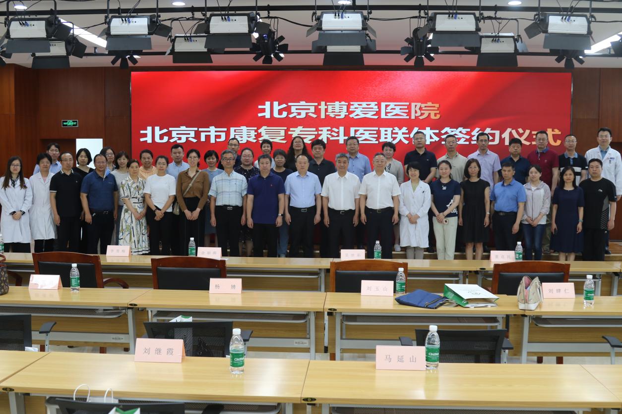 圖為簽約儀式合影